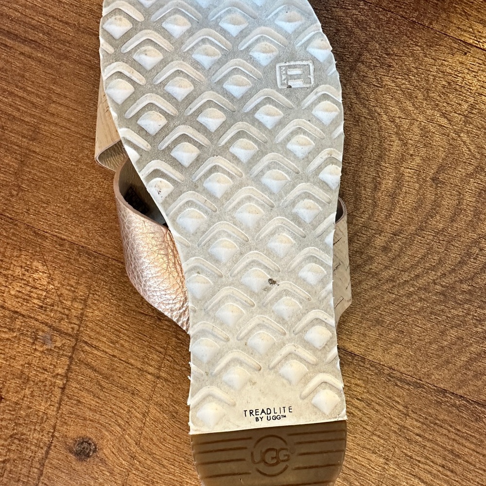 Women’s Sz 6 Ugg Slip on Sandals - Picture 3 of 3